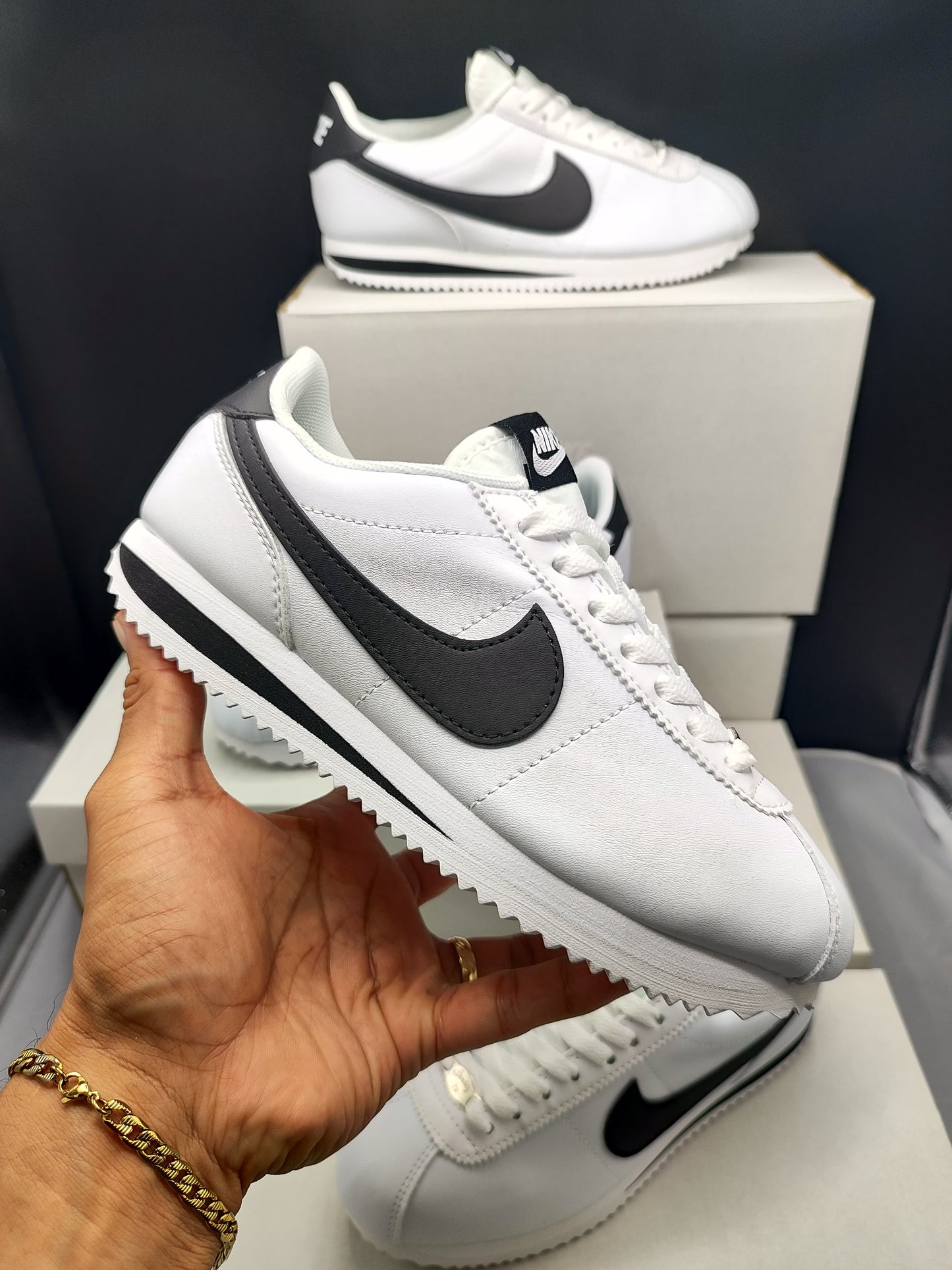 NIKE CLASSIC CORTEZ + CEPILLO LIMPIADOR + PAR DE MEDIAS