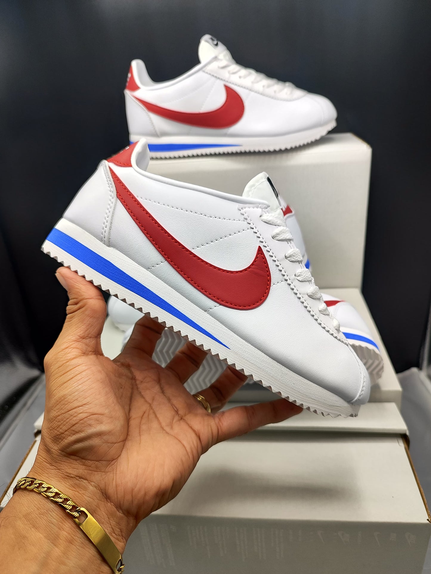 NIKE CLASSIC CORTEZ + CEPILLO LIMPIADOR + PAR DE MEDIAS