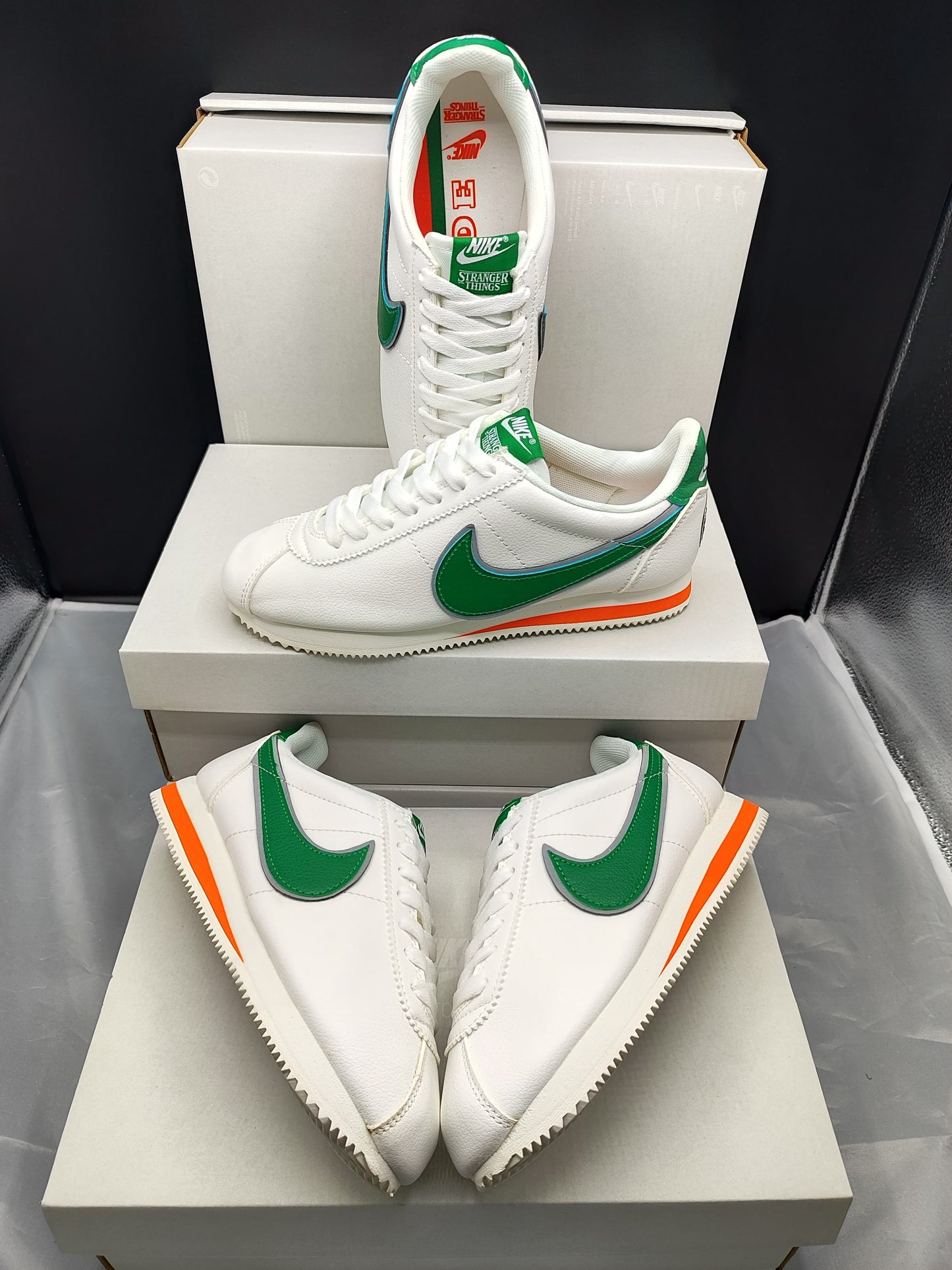 NIKE CLASSIC CORTEZ + CEPILLO LIMPIADOR + PAR DE MEDIAS